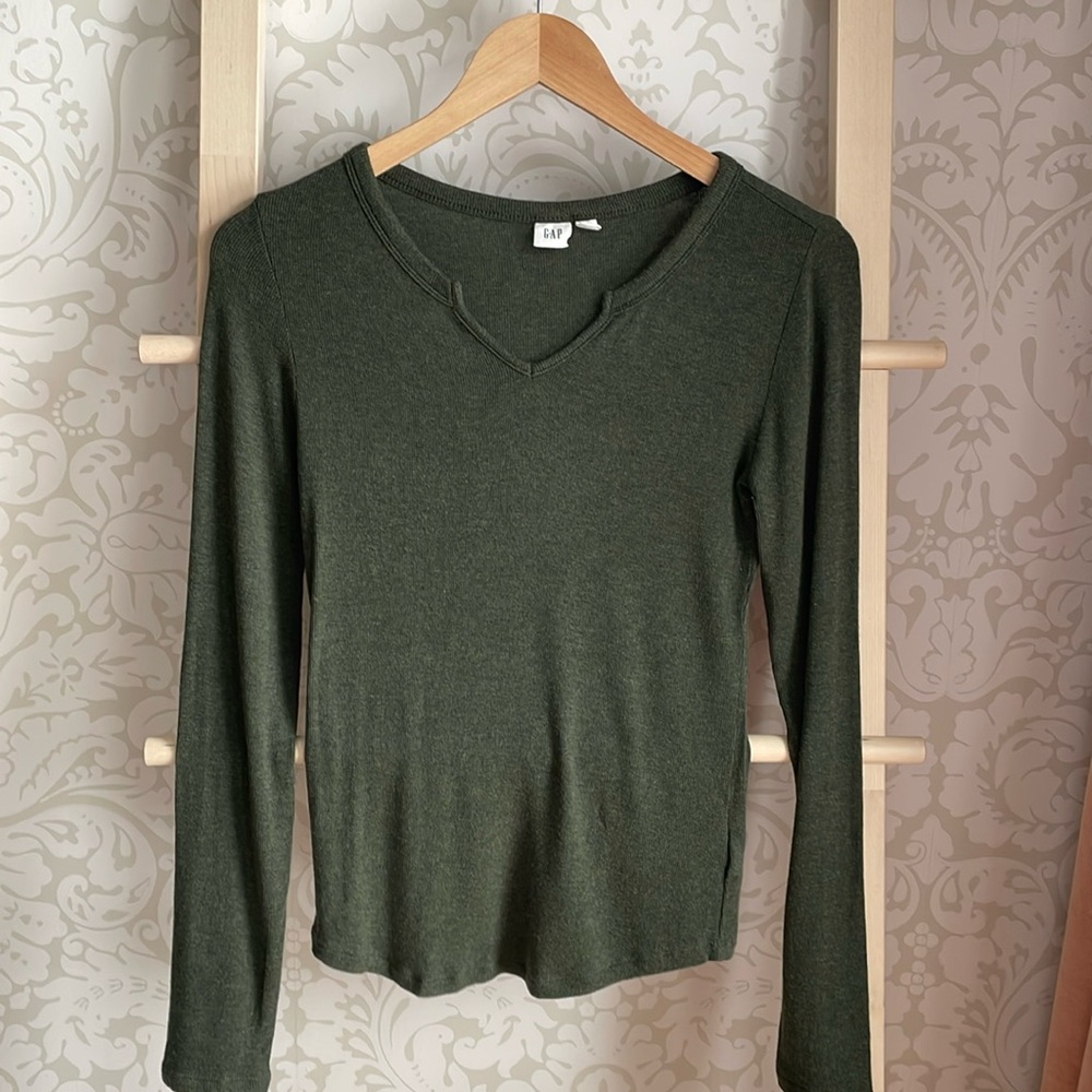 Gap NEW lightweight knit long sleeve top